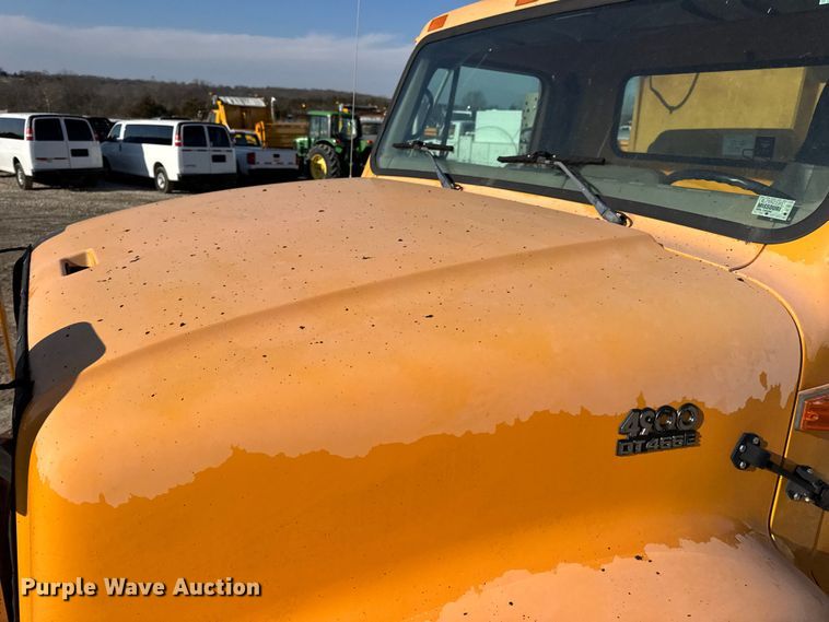 image for item DO2413 2001 International 4900 dump truck