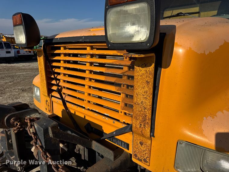 image for item DO2413 2001 International 4900 dump truck