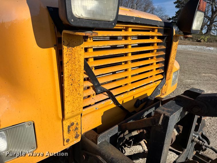 image for item DO2413 2001 International 4900 dump truck