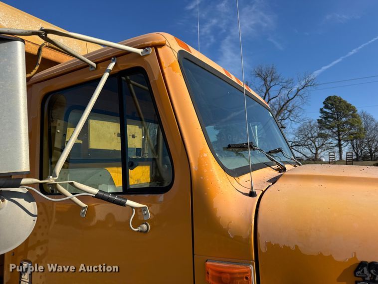 image for item DO2413 2001 International 4900 dump truck