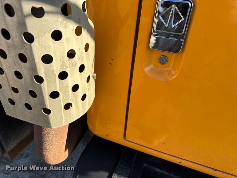 image for item DO2413 2001 International 4900 dump truck