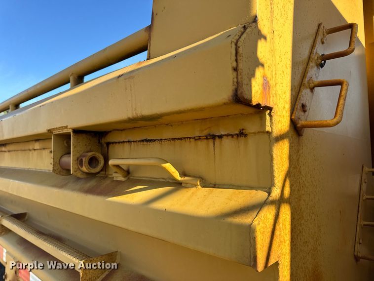 image for item DO2413 2001 International 4900 dump truck