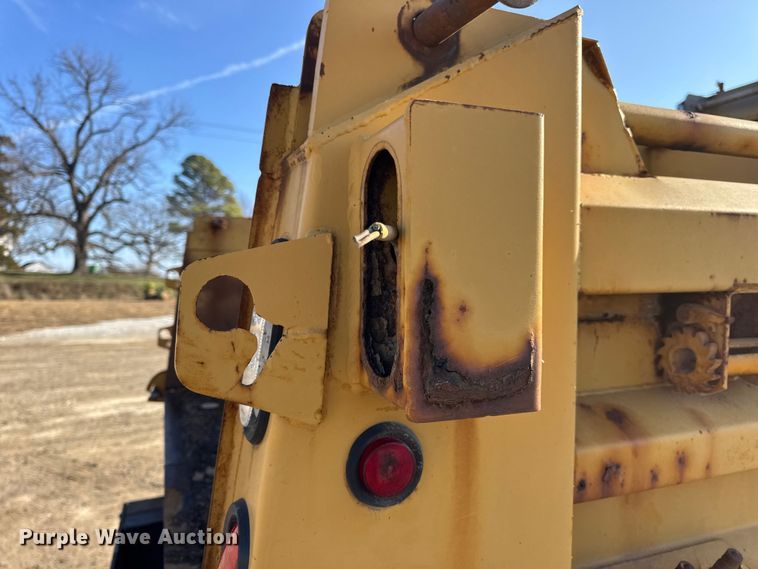 image for item DO2413 2001 International 4900 dump truck