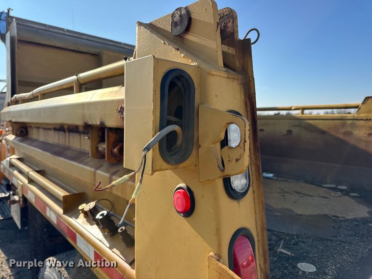 image for item DO2413 2001 International 4900 dump truck