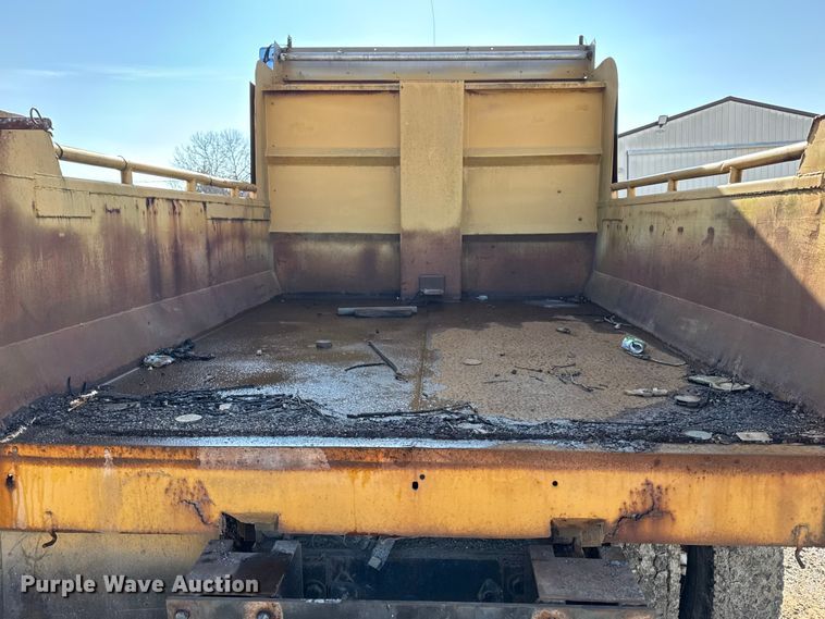 image for item DO2413 2001 International 4900 dump truck