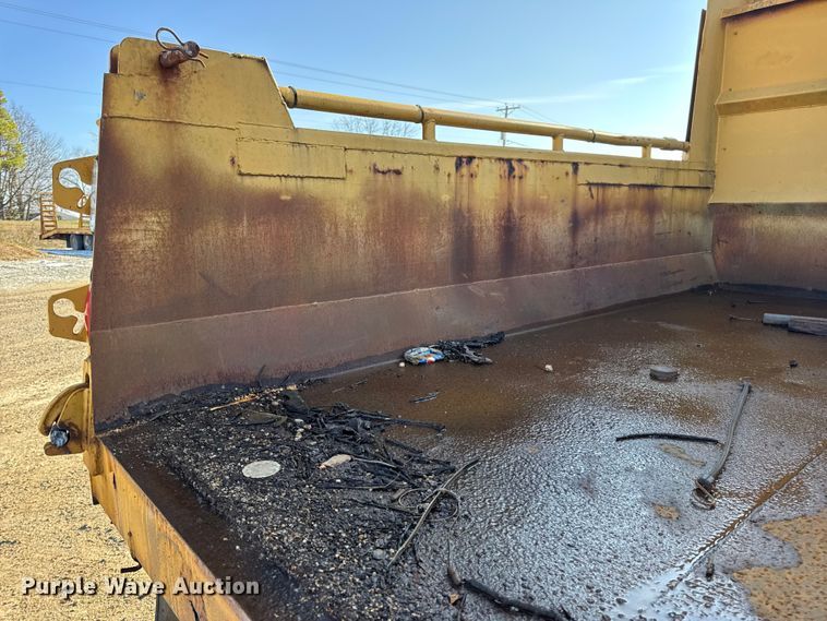 image for item DO2413 2001 International 4900 dump truck