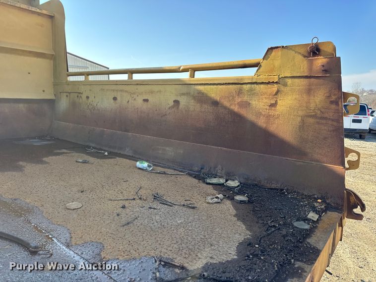 image for item DO2413 2001 International 4900 dump truck