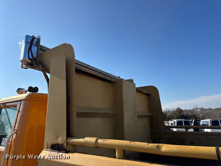 image for item DO2413 2001 International 4900 dump truck