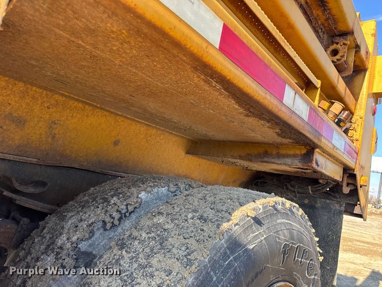 image for item DO2413 2001 International 4900 dump truck