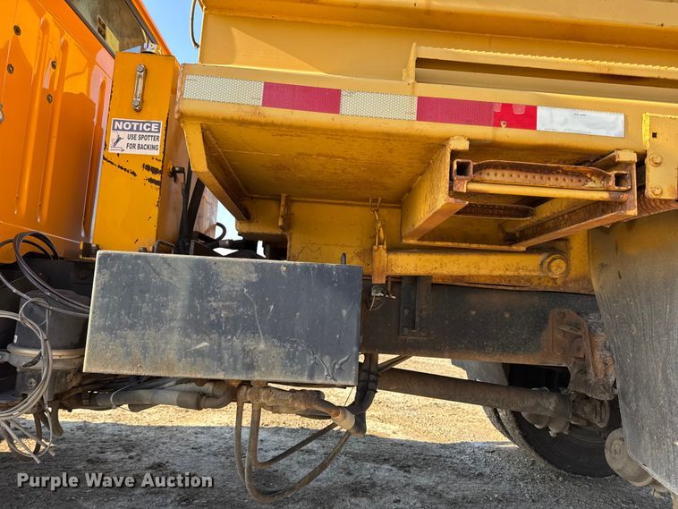 image for item DO2413 2001 International 4900 dump truck