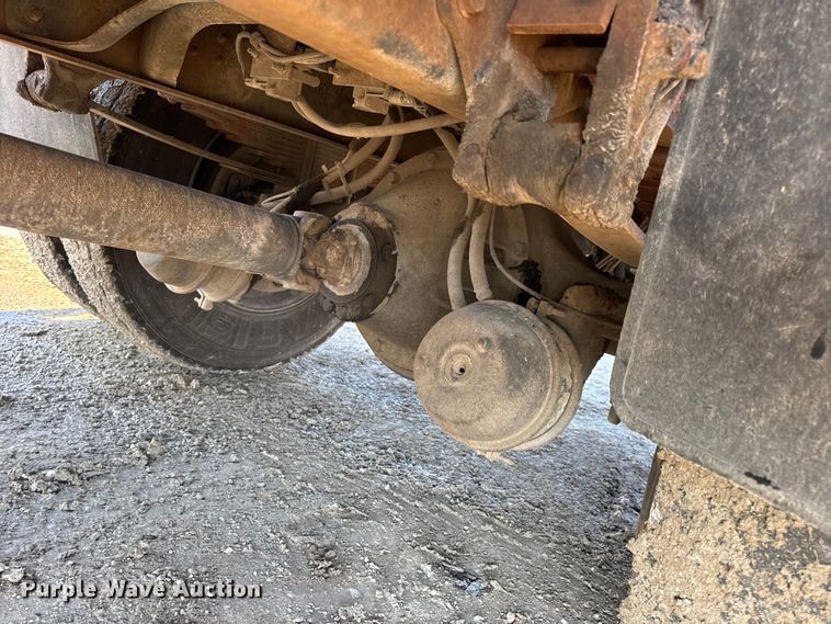 image for item DO2413 2001 International 4900 dump truck