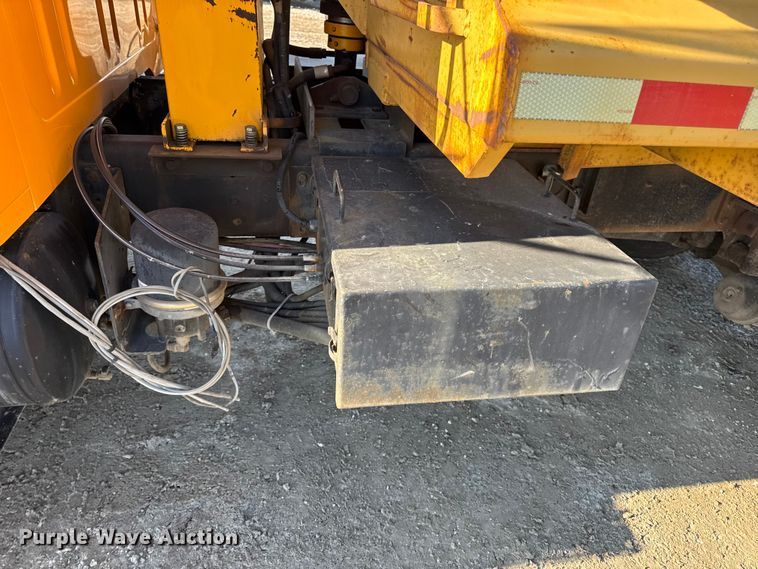 image for item DO2413 2001 International 4900 dump truck