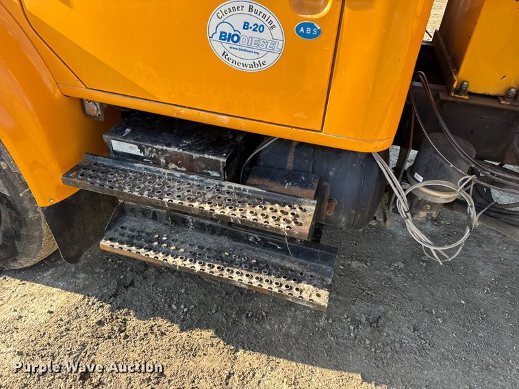 image for item DO2413 2001 International 4900 dump truck