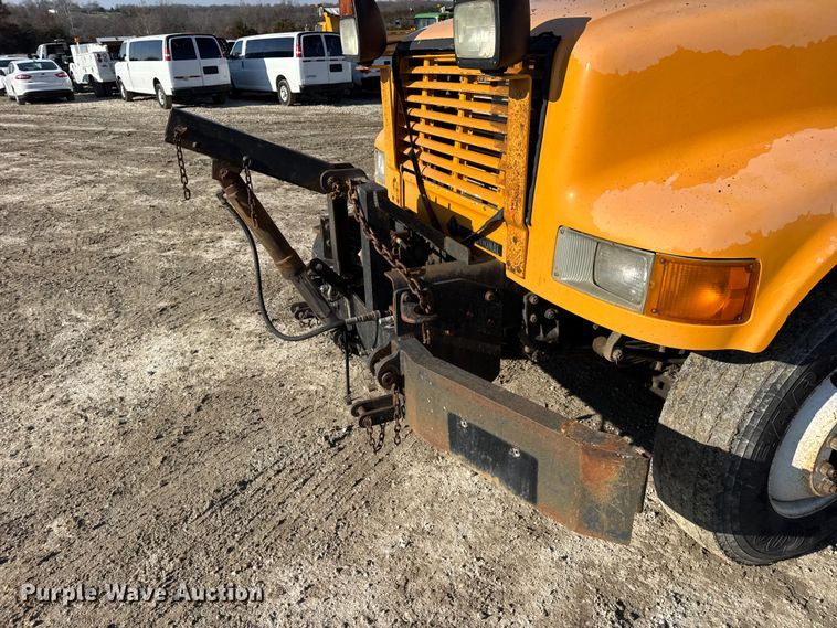 image for item DO2413 2001 International 4900 dump truck