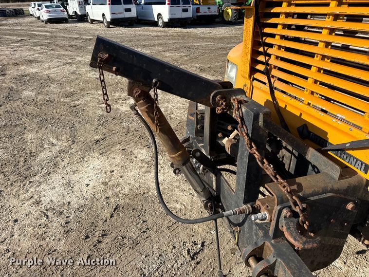 image for item DO2413 2001 International 4900 dump truck