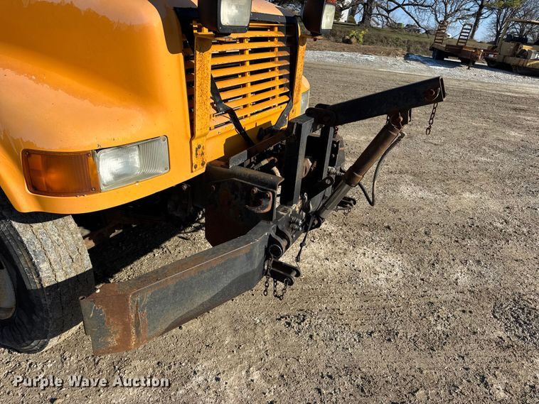 image for item DO2413 2001 International 4900 dump truck