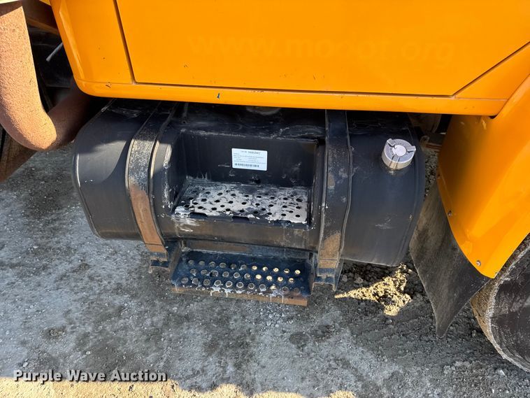 image for item DO2413 2001 International 4900 dump truck