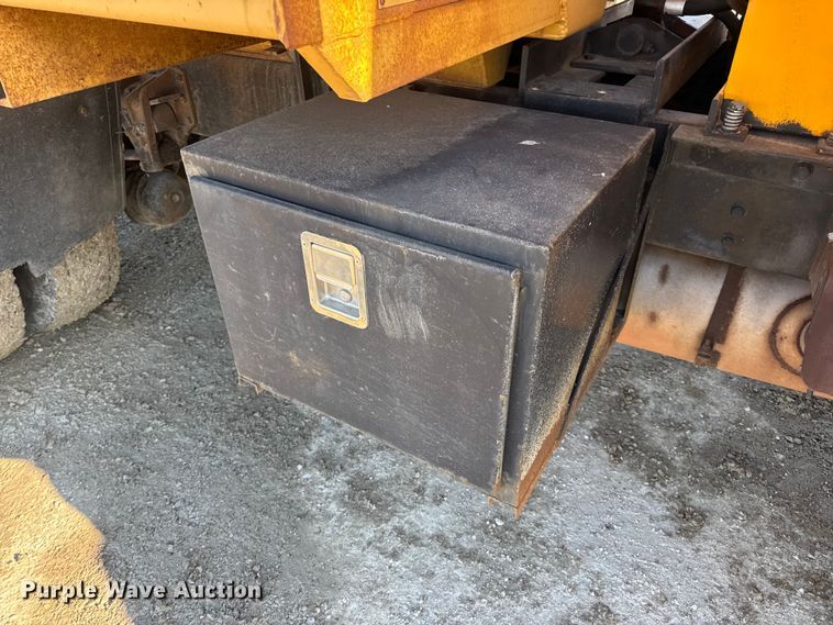 image for item DO2413 2001 International 4900 dump truck