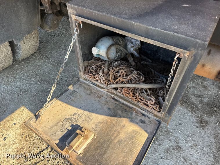 image for item DO2413 2001 International 4900 dump truck