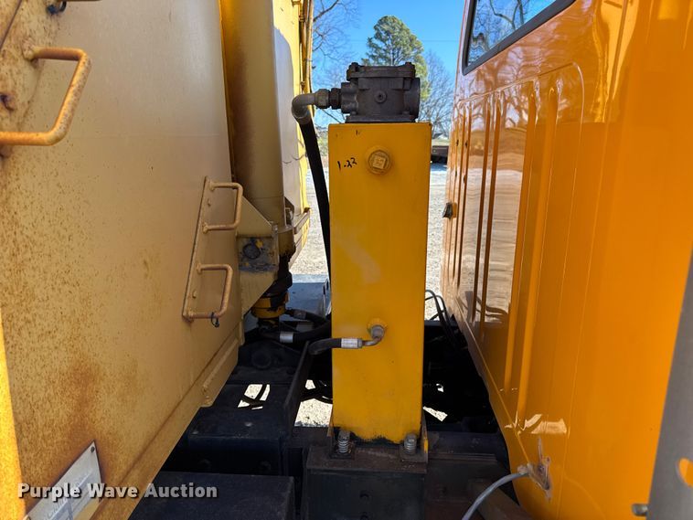 image for item DO2413 2001 International 4900 dump truck