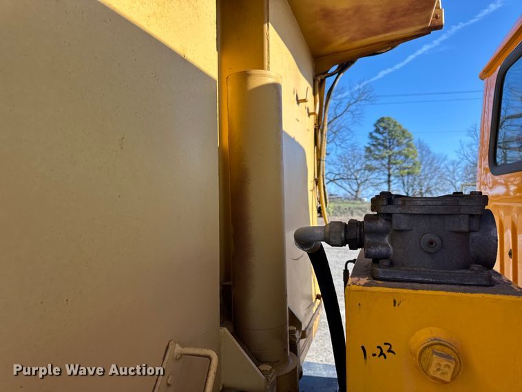 image for item DO2413 2001 International 4900 dump truck