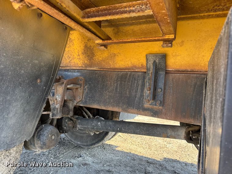 image for item DO2413 2001 International 4900 dump truck