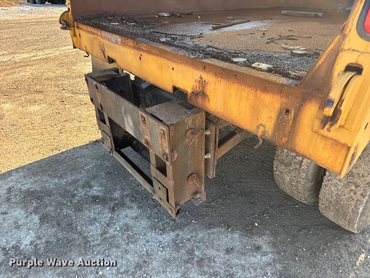 image for item DO2413 2001 International 4900 dump truck