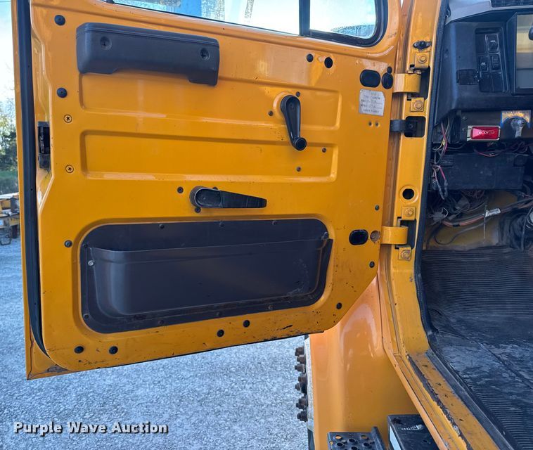 image for item DO2413 2001 International 4900 dump truck