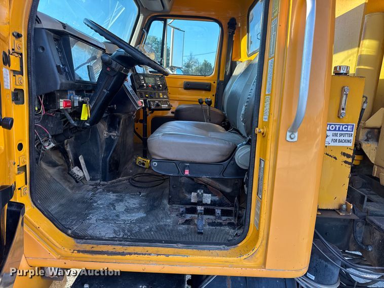 image for item DO2413 2001 International 4900 dump truck