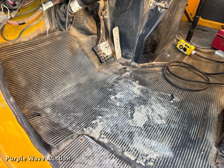 image for item DO2413 2001 International 4900 dump truck