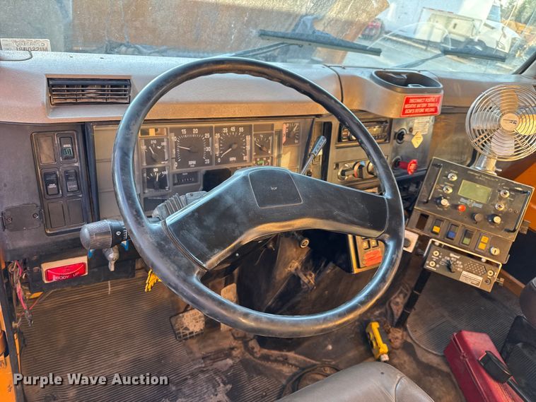 image for item DO2413 2001 International 4900 dump truck