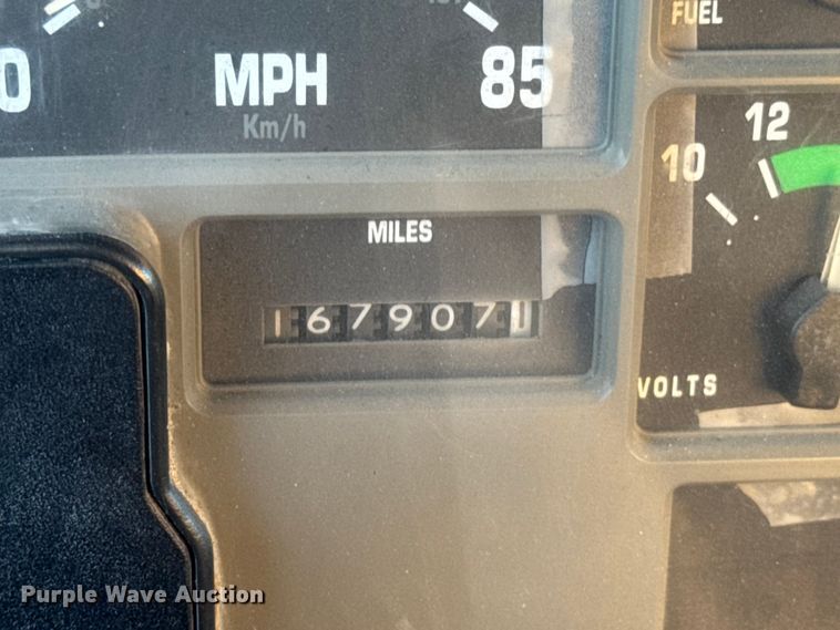 image for item DO2413 2001 International 4900 dump truck