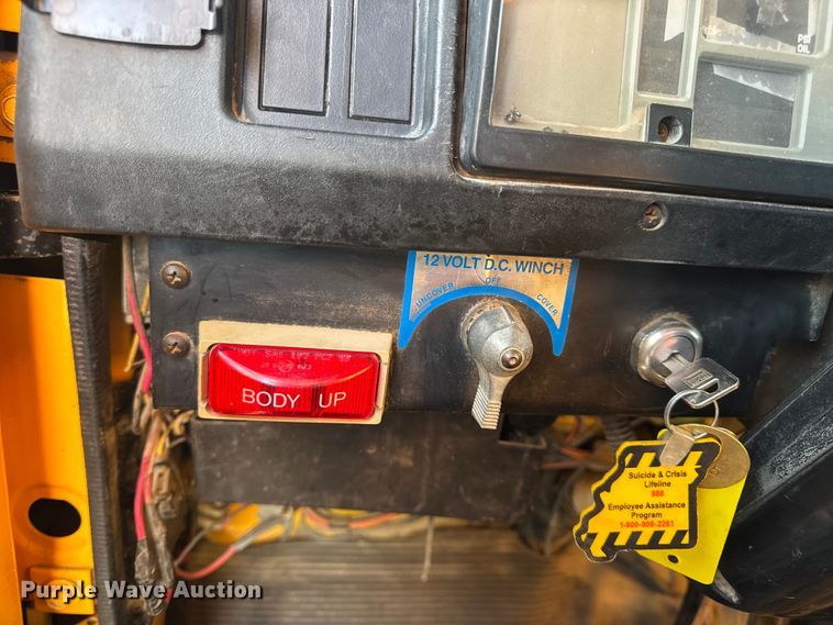 image for item DO2413 2001 International 4900 dump truck