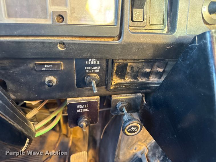 image for item DO2413 2001 International 4900 dump truck