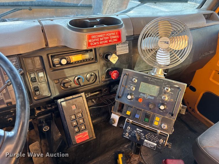 image for item DO2413 2001 International 4900 dump truck