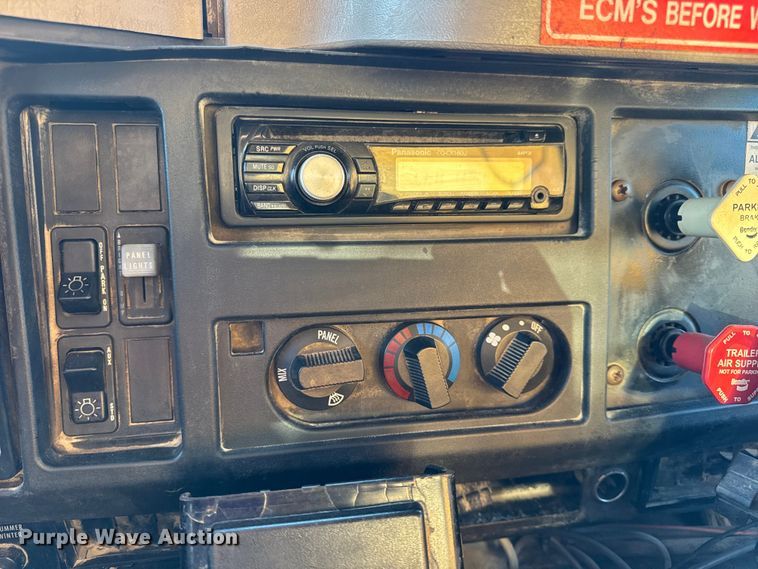 image for item DO2413 2001 International 4900 dump truck