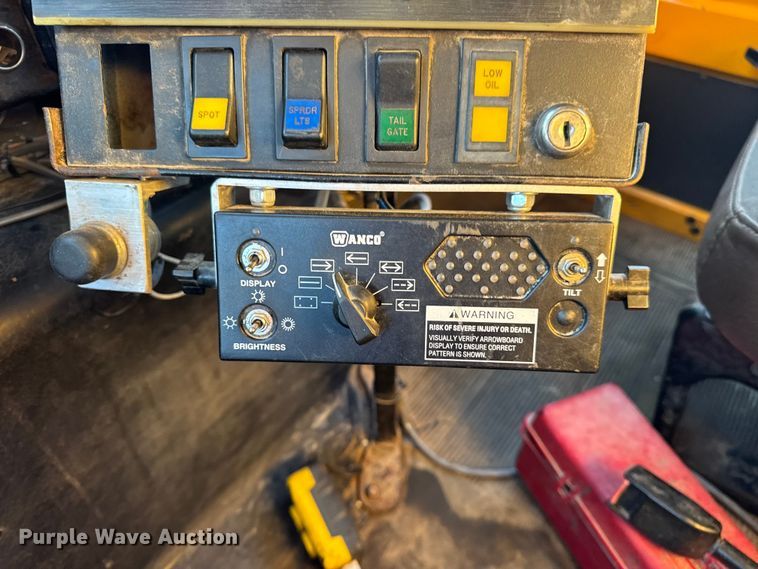 image for item DO2413 2001 International 4900 dump truck