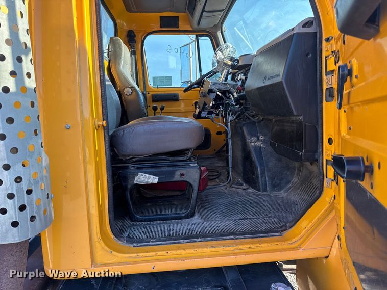 image for item DO2413 2001 International 4900 dump truck