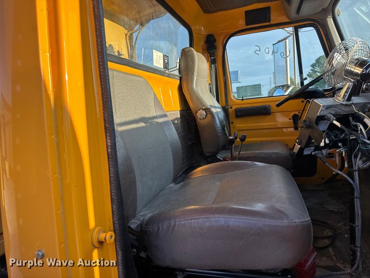 image for item DO2413 2001 International 4900 dump truck