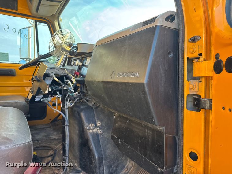 image for item DO2413 2001 International 4900 dump truck