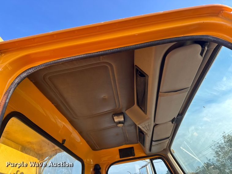 image for item DO2413 2001 International 4900 dump truck