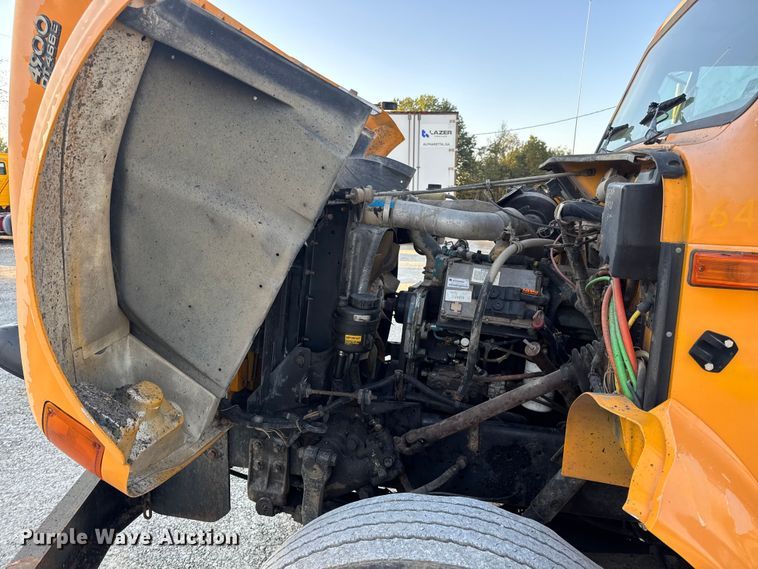 image for item DO2413 2001 International 4900 dump truck