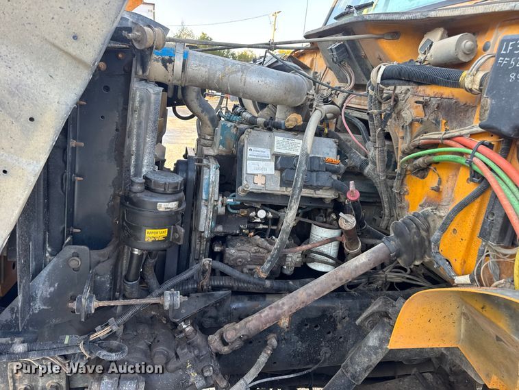 image for item DO2413 2001 International 4900 dump truck