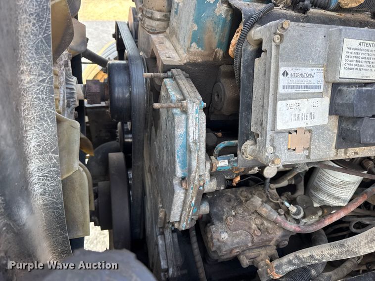 image for item DO2413 2001 International 4900 dump truck