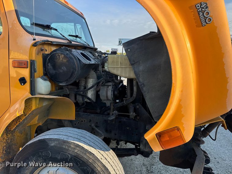 image for item DO2413 2001 International 4900 dump truck