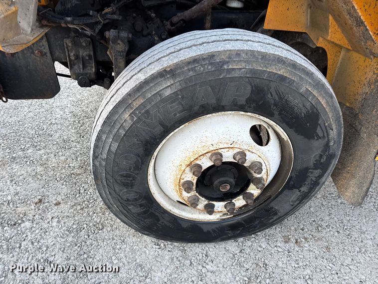 image for item DO2413 2001 International 4900 dump truck