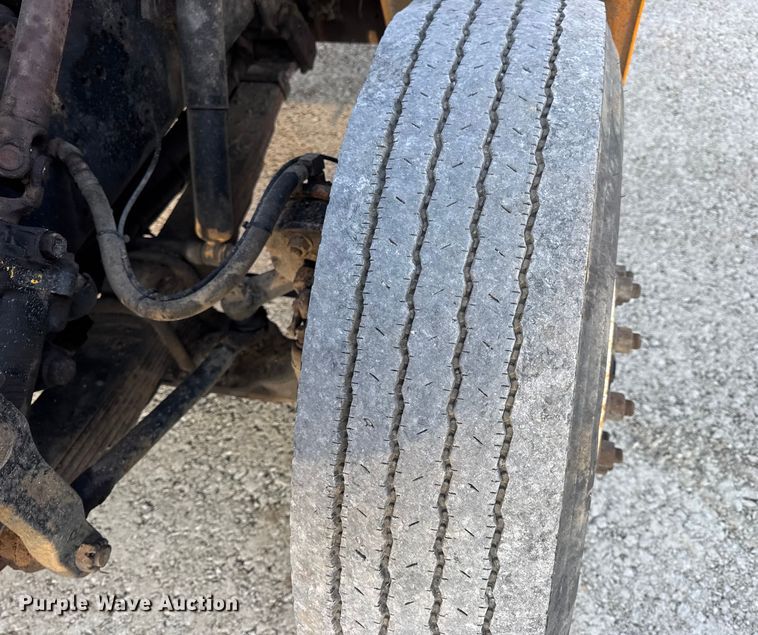 image for item DO2413 2001 International 4900 dump truck