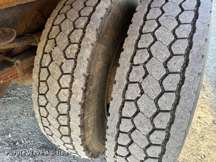 image for item DO2413 2001 International 4900 dump truck