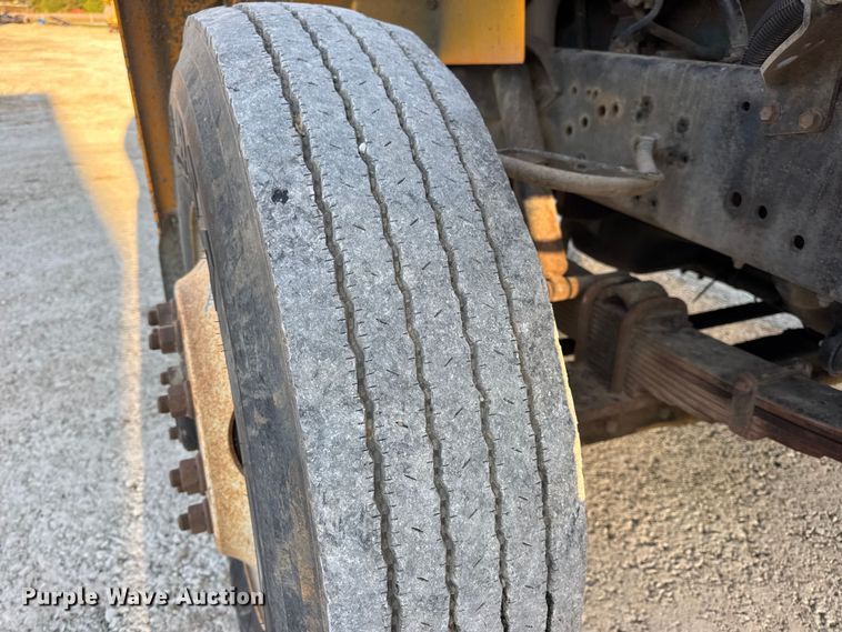 image for item DO2413 2001 International 4900 dump truck