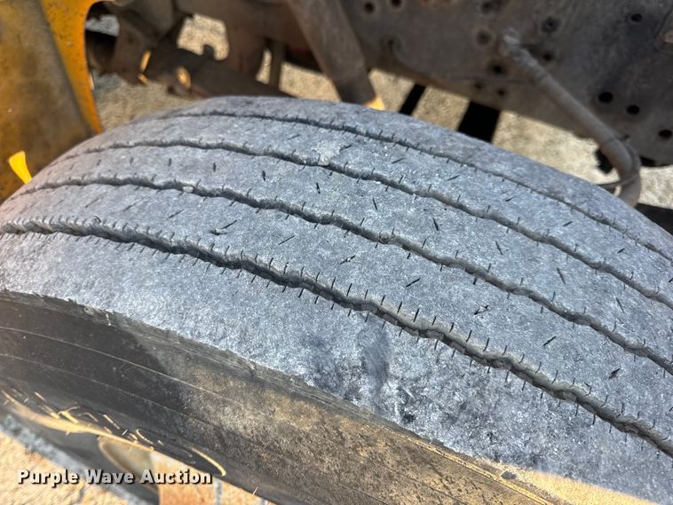 image for item DO2413 2001 International 4900 dump truck